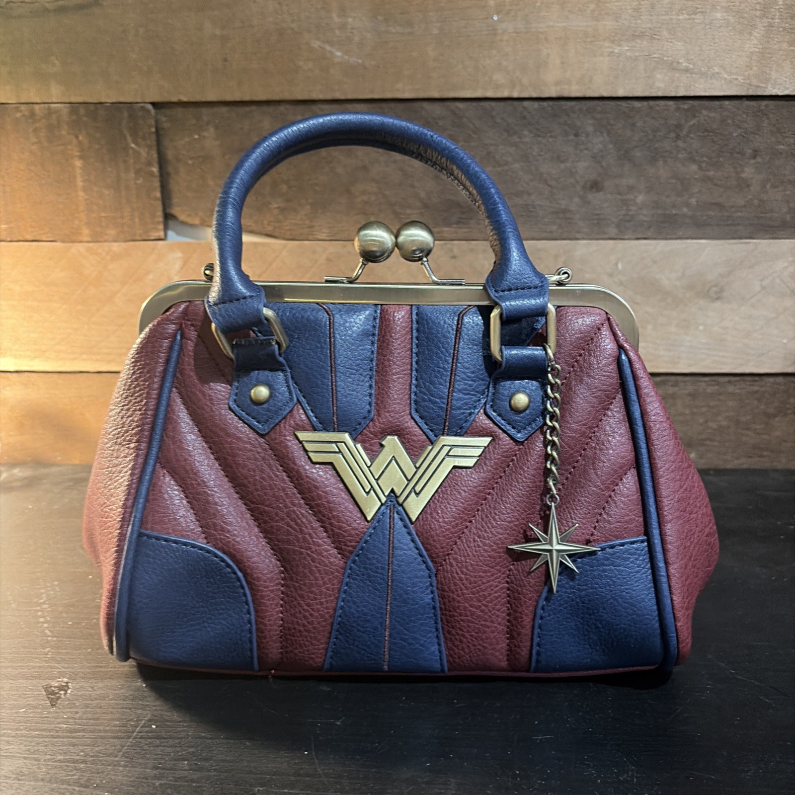 Wonder Woman Purse Her Universe DC Comics Kisslock Bag Purse Crossbody Read