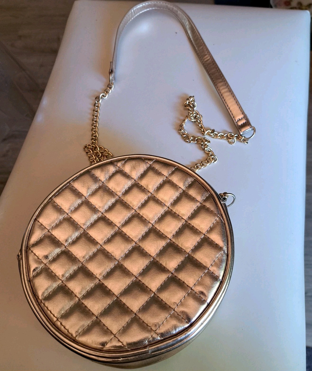 Art Class Gold Quilted Purse Cross Bag 6.5″ Round – Single Chain Drop 21″