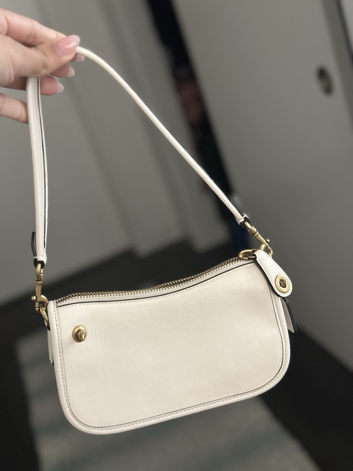 Coach Swinger 20 Purse/ White Small Shoulder Bag Zip Closure Detachable