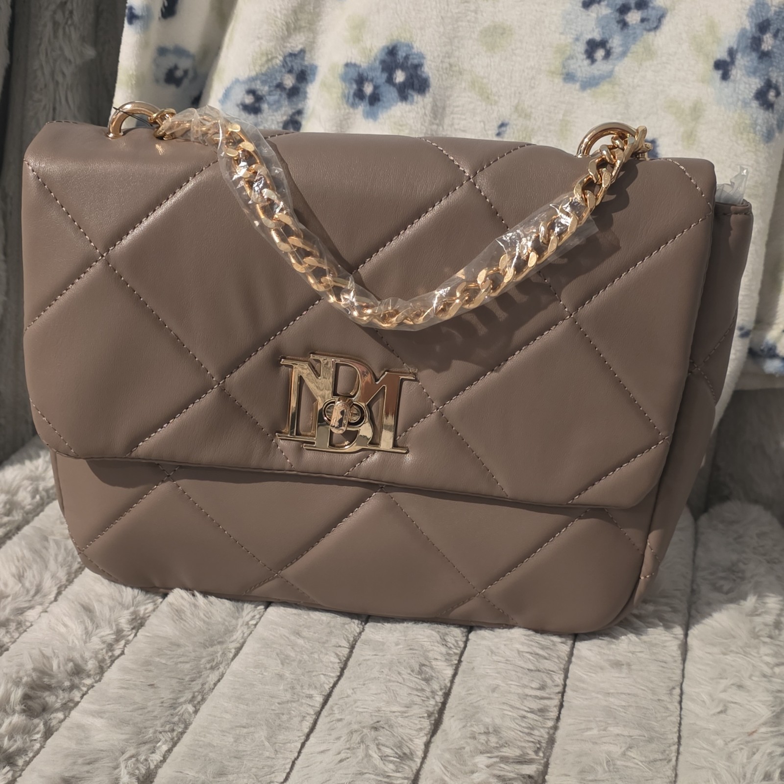 Badgley Mischka Quilted Shoulder Bag Gold Chain Strap Logo Magnetic Closure