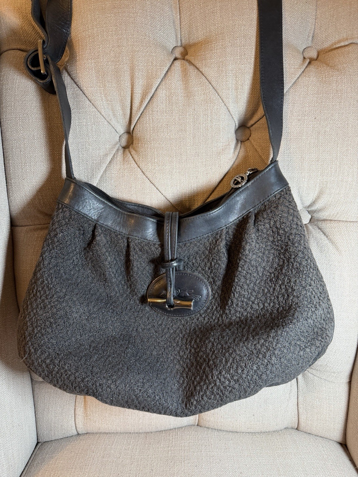 Longchamp Vintage Shoulder Bag (Needs to repair the zip, see photos )