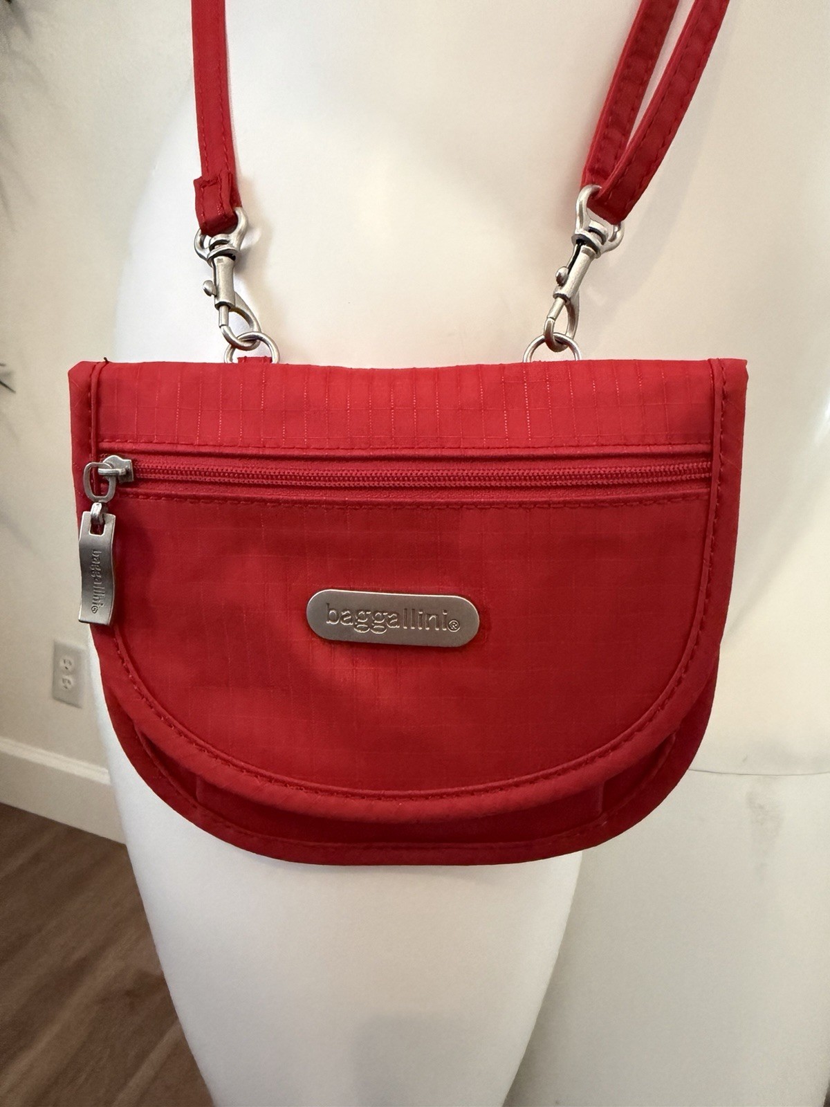 BAGGALLINI Teenee Crossbody Travel Belt Bag Purse Red Adjustable Strap Nylon