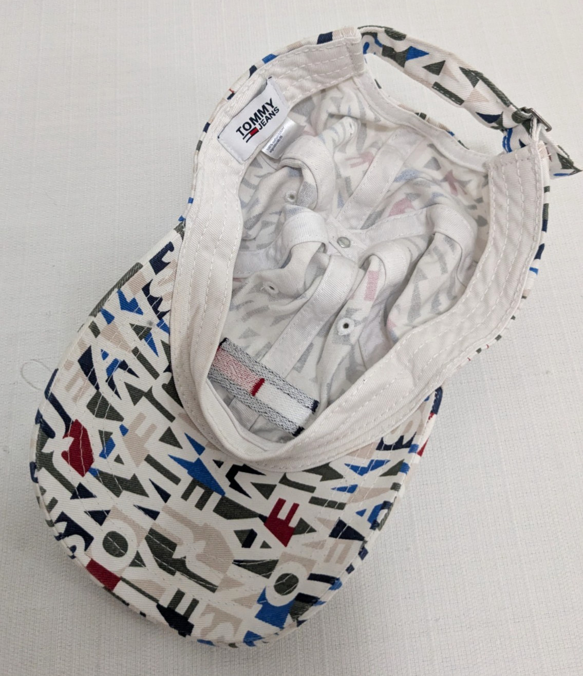 Tommy Jean’s Women’s Zip Fanny Pack & Matching Hat Cap White All Over Print