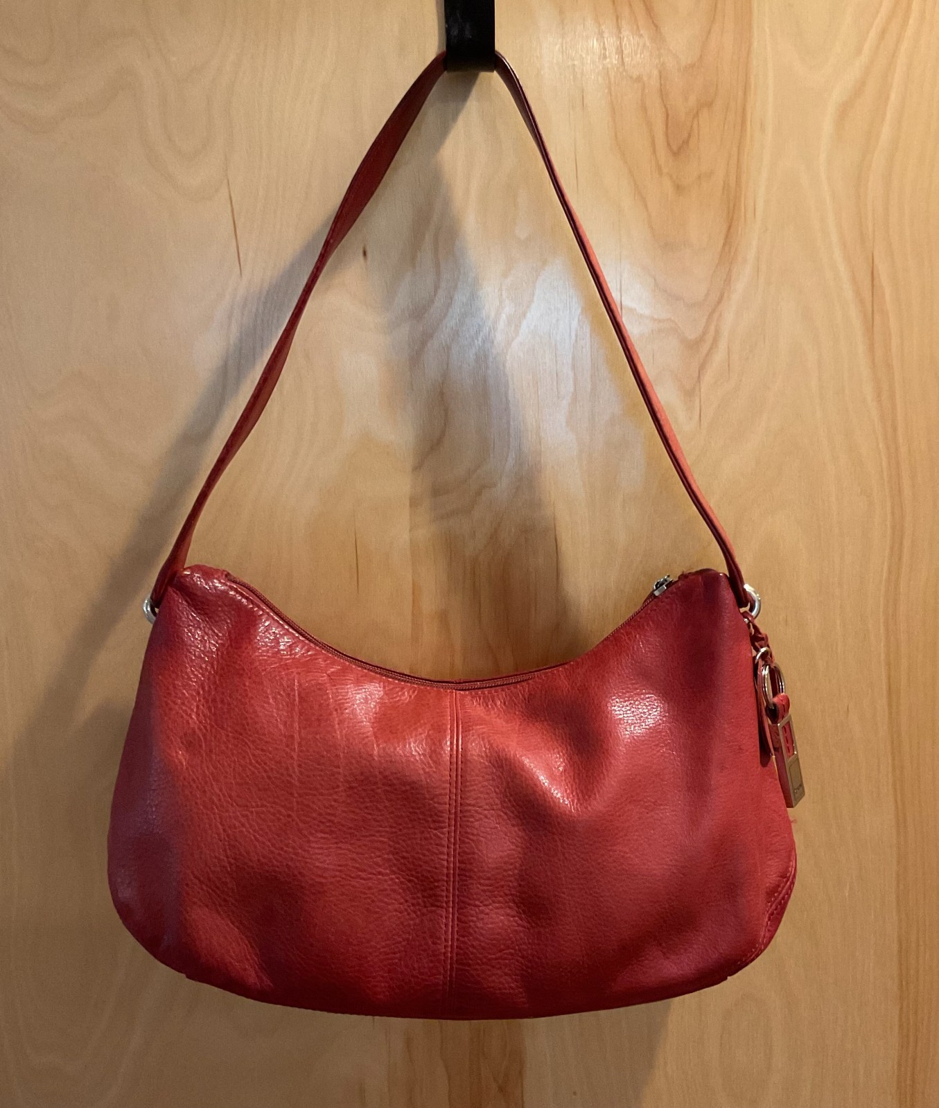 ROLFS RED LEATHER MED SIZE SHOULDER BAG WITH ZIPPERED OPENING AND INSIDE POCKETS