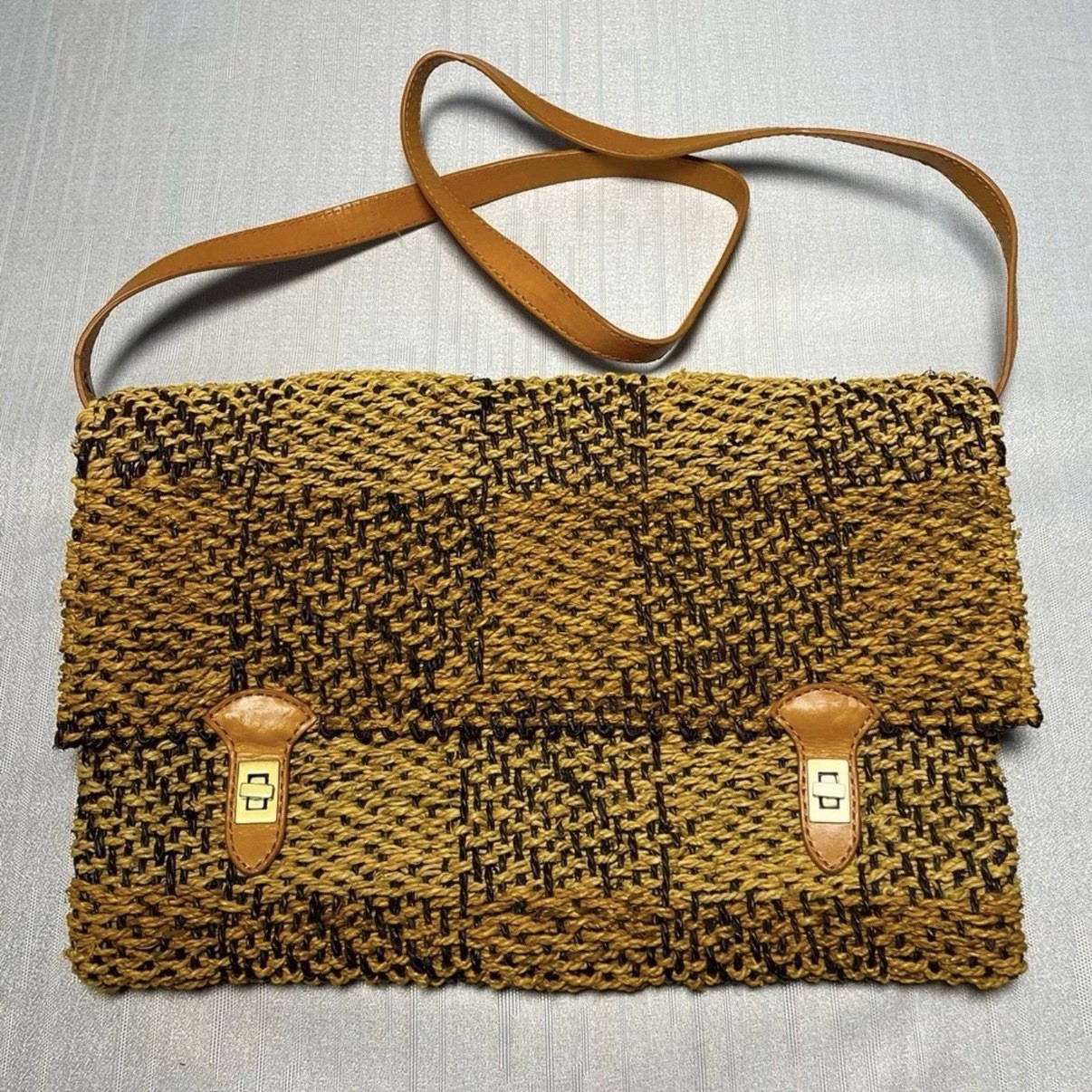Womens Tan Woven Flap Shoulder Bag Clasp Closure Lined Inner Pockets Gold