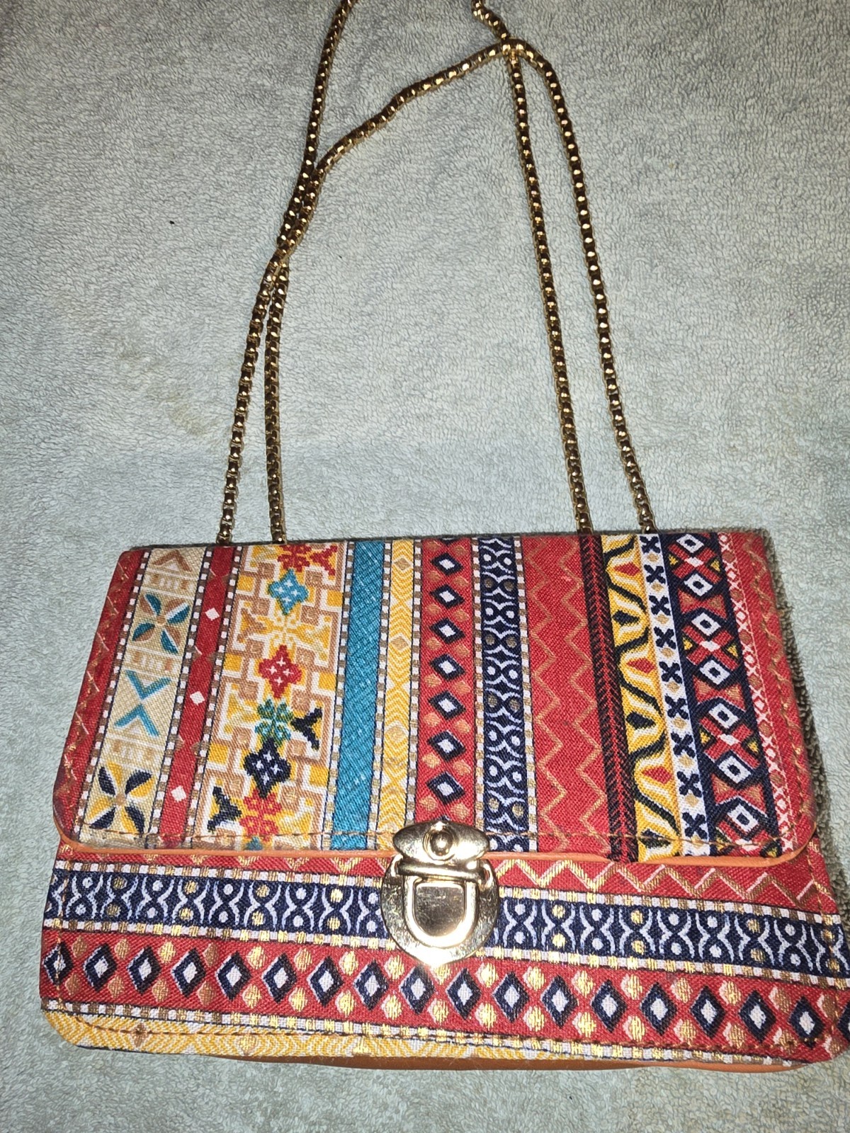 Stylish Double Handled Crossbody Chain Bag Unique, Super Clean! Smoke Free Home