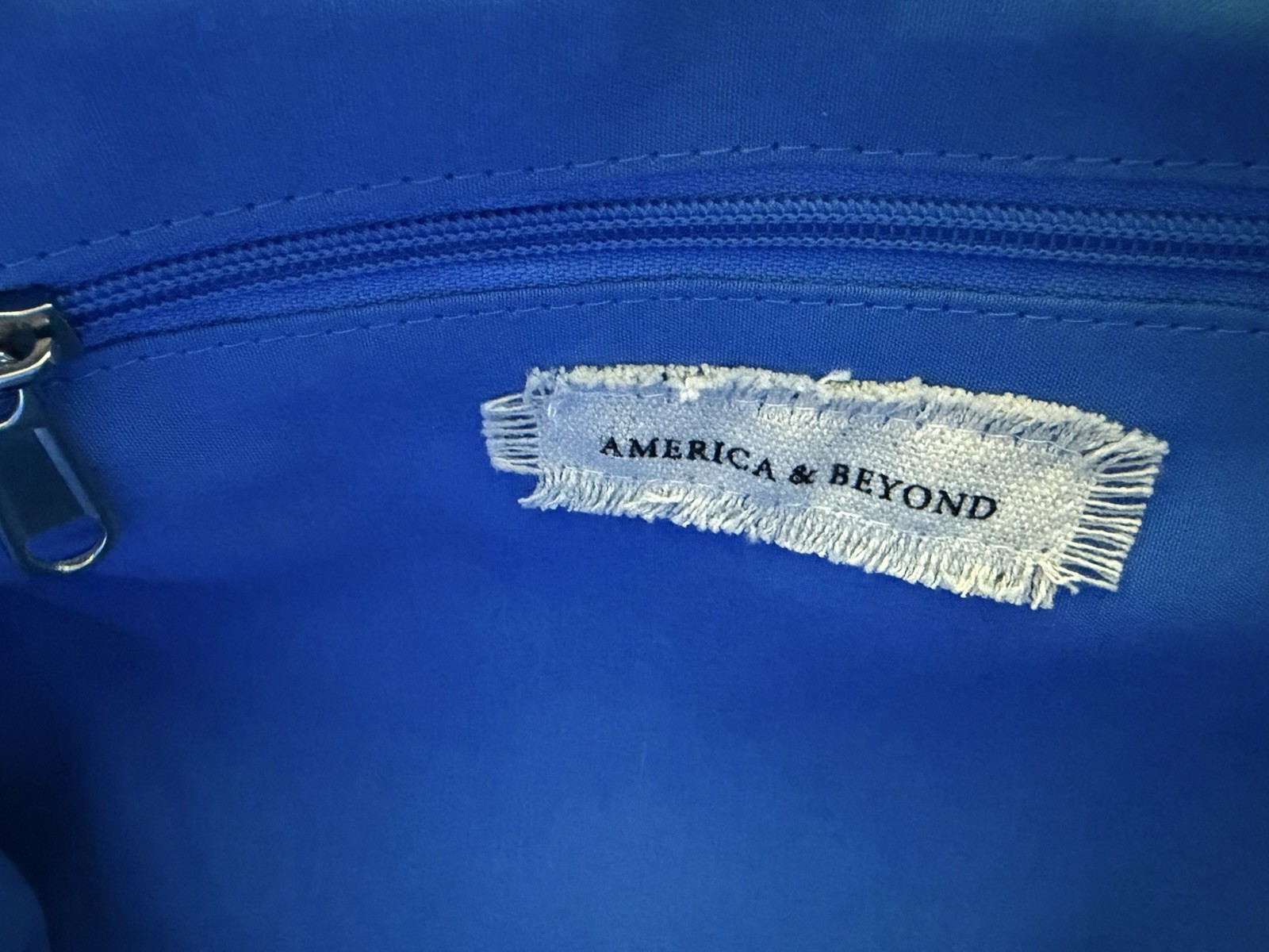 America & Beyond Blue/White Beaded Tote Zip Top Detachable Strap Inner Pockets