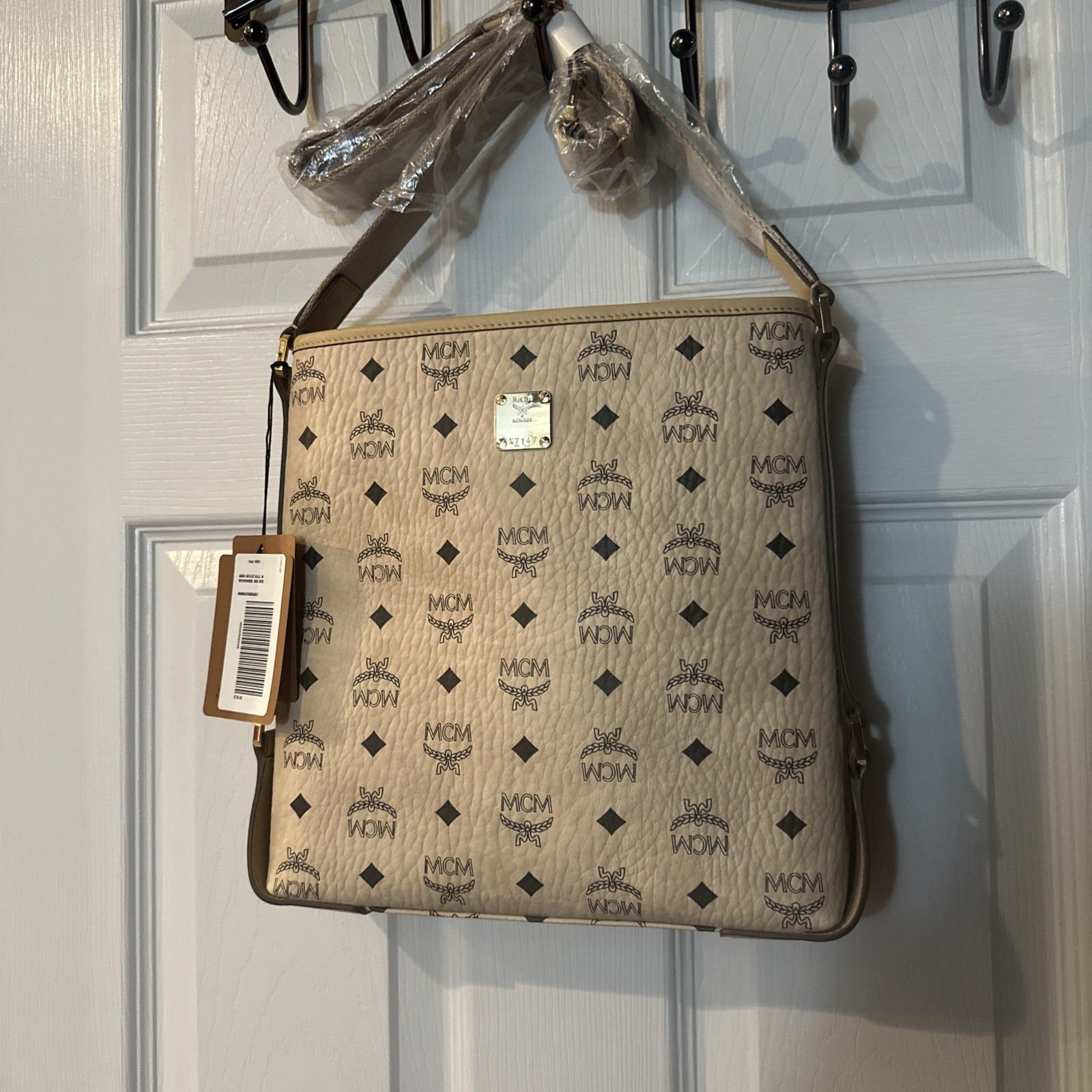 NWT MCM EATA03 IG001 AREN LOGO Neutral Black MESSENGER HANDBAG $730