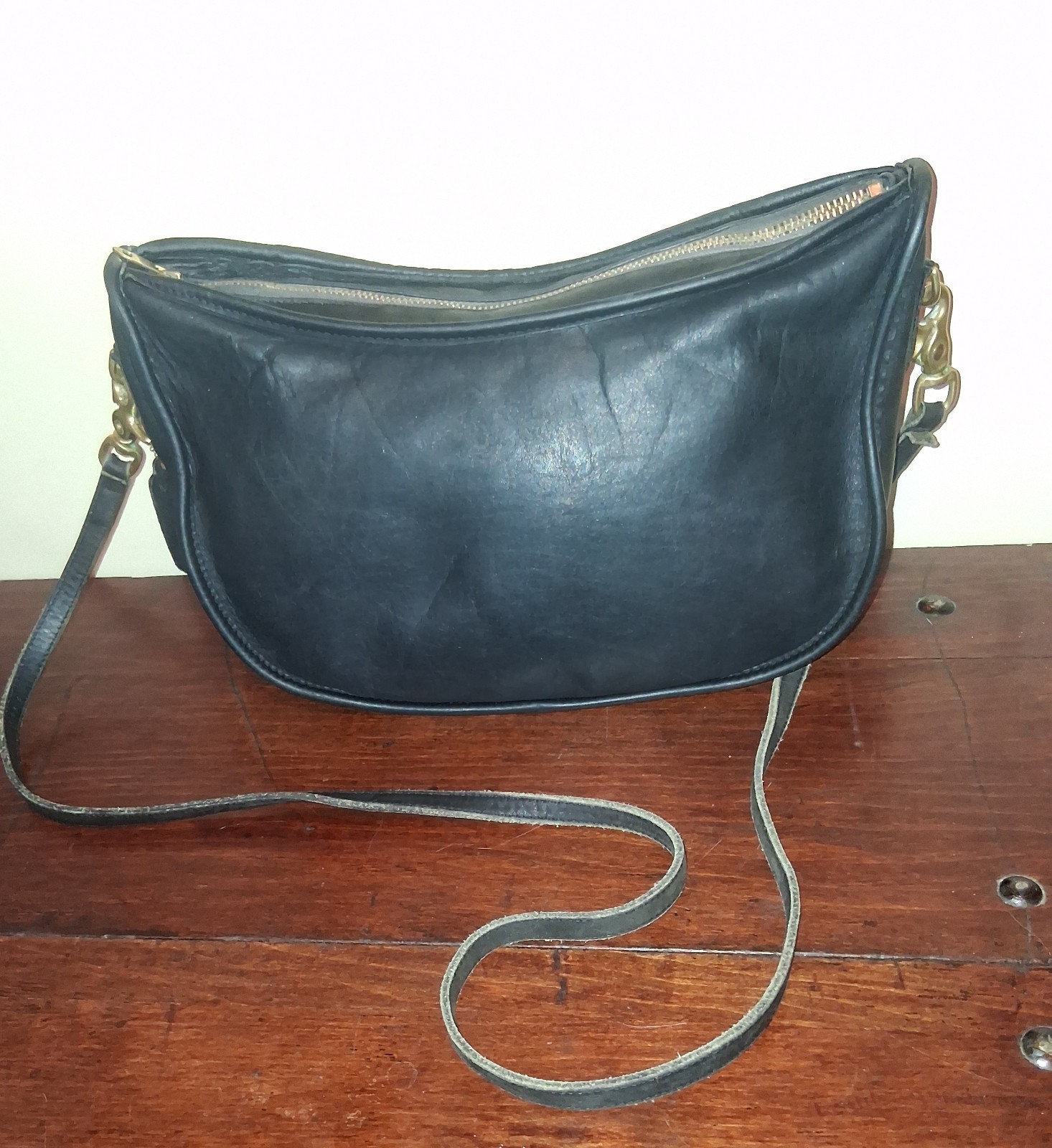 Vintage COACH Medium Black Swinger Crossbody Has Hangtag