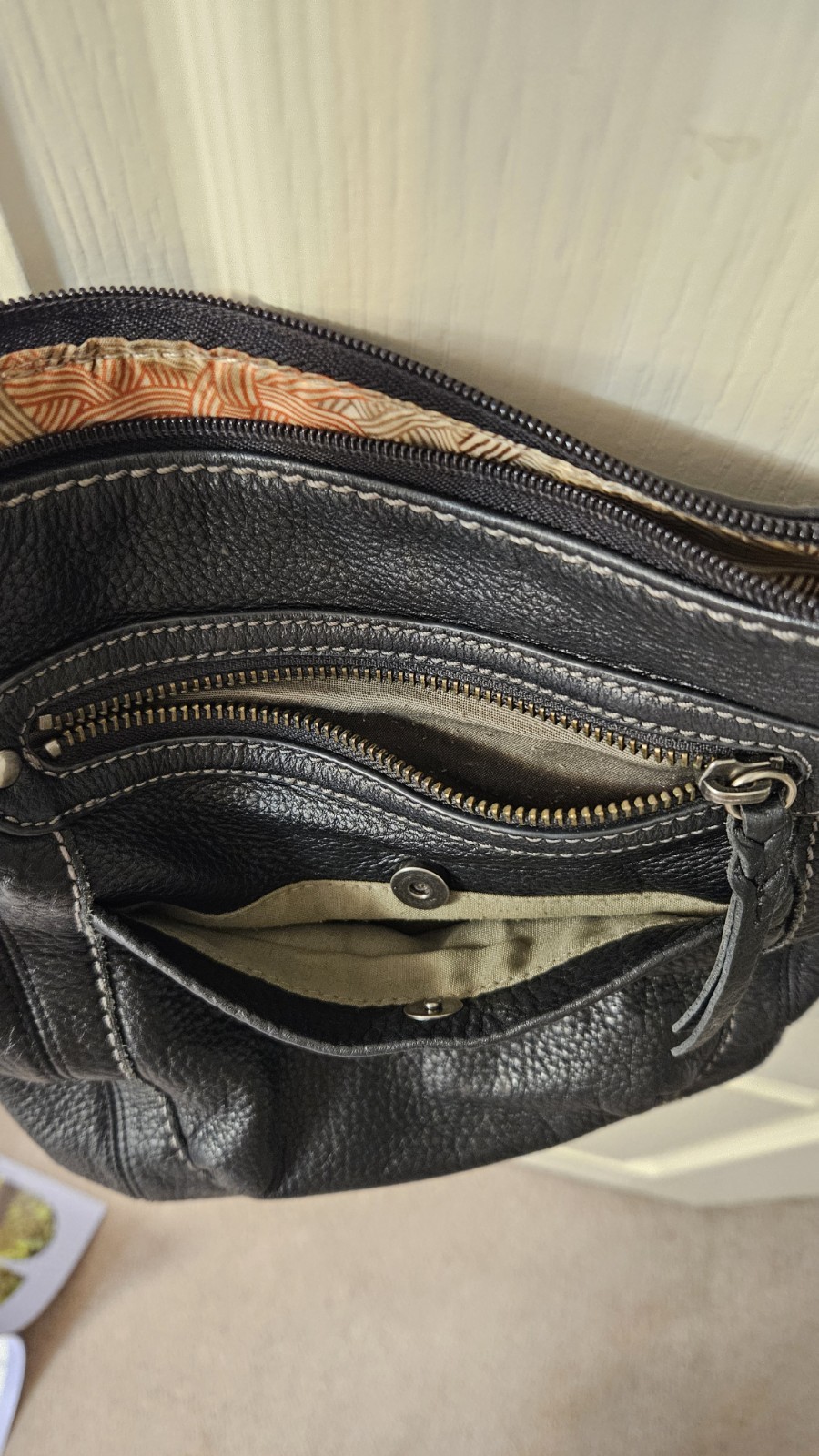 The Sak Black Pebbled Zip Crossbody Bag Silver Hardware Lined Pockets Strap