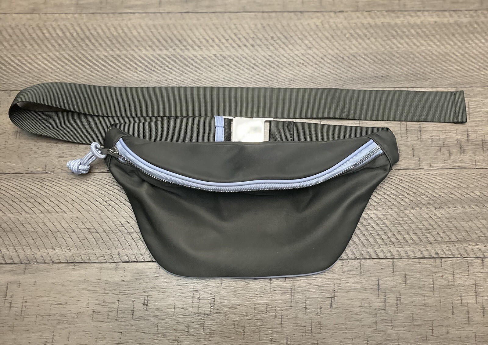Wild Fable Unisex Fanny Pack Olive Green Trimmed w/Lavender Piping Metal Buckle