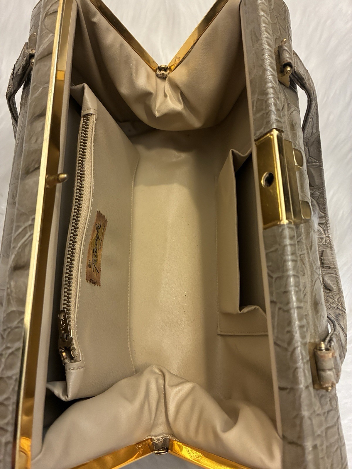 VTG 1950’s Triangle New York East West Taupe Alligator Embossed Handbag Read