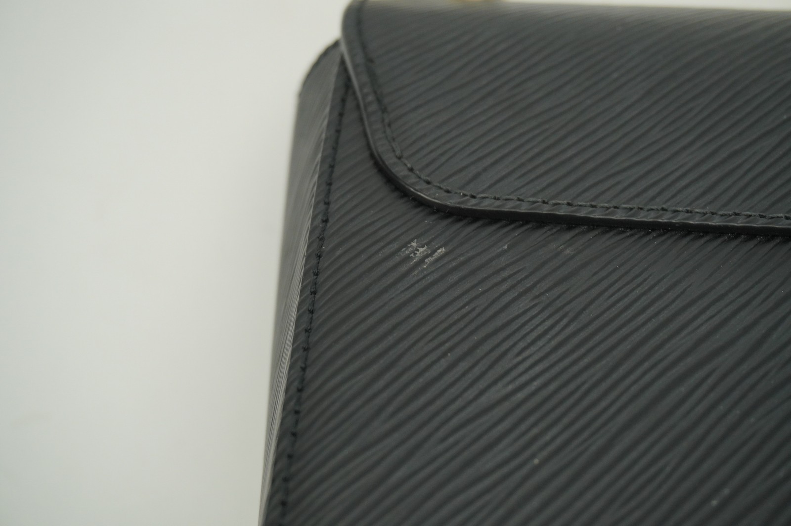 Louis Vuitton Twist MM M21554 Black Epi Leather Shoulder Bag 9.1″ x 6.7″ x 3.7″