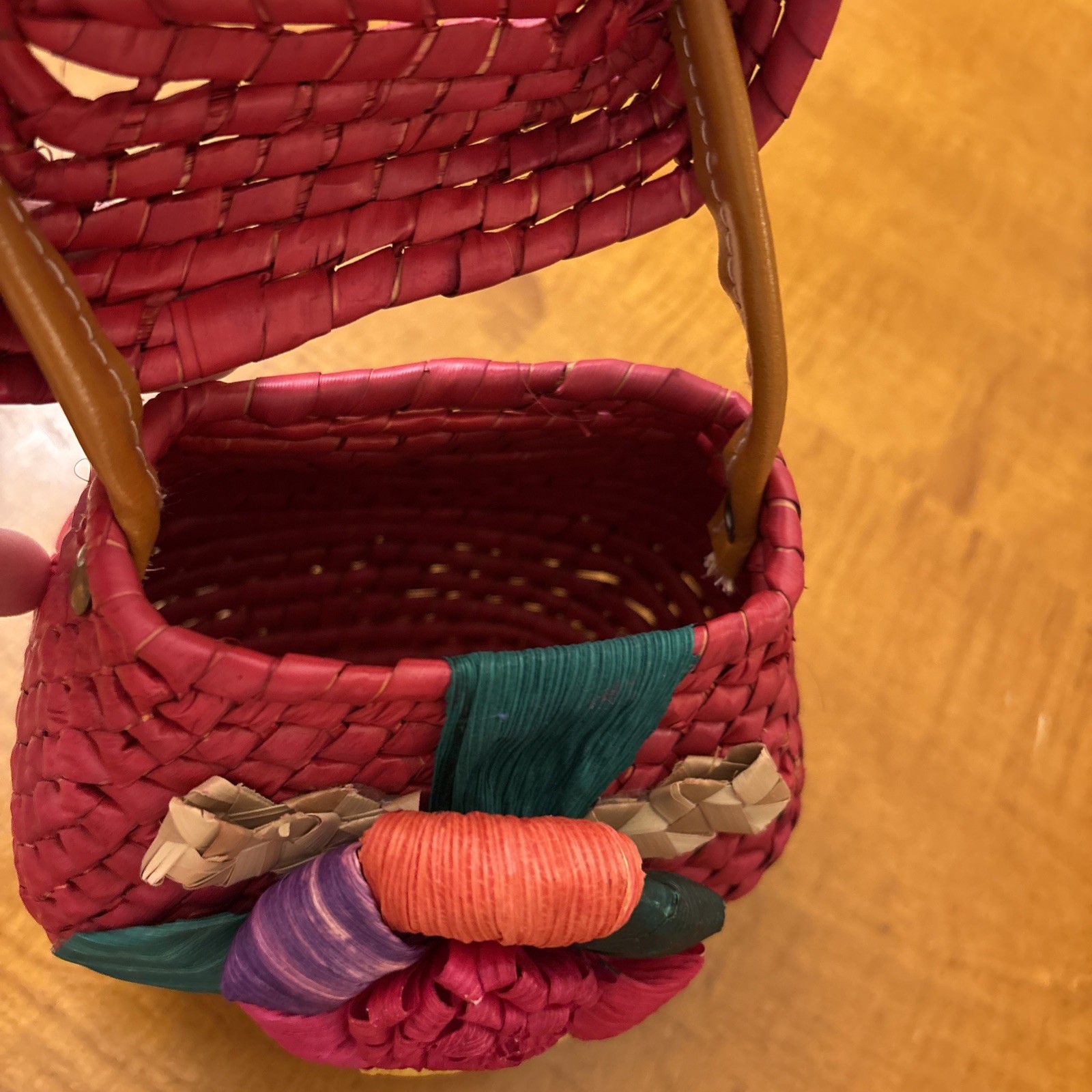 Small hand weave purse corn husk flower Detail
