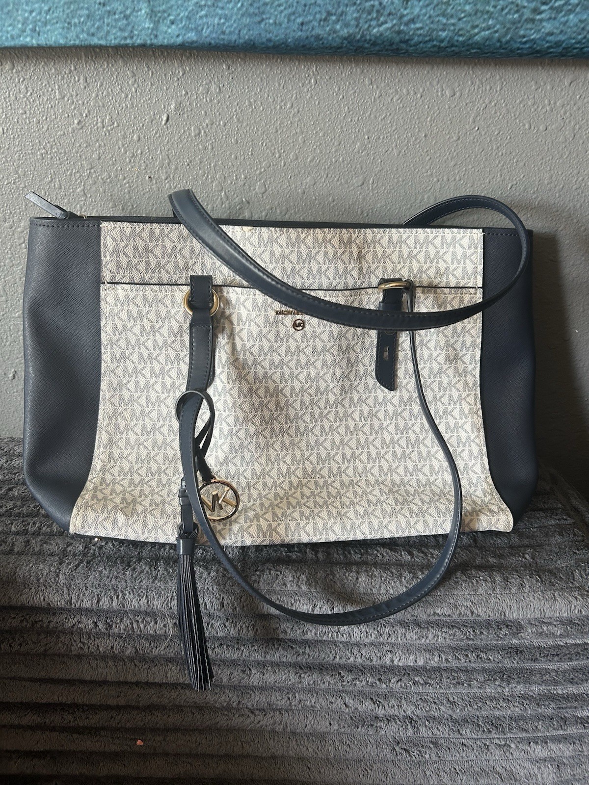 Michael Kors Voyager Large Color-Block Signature Logo Tote Bag. White/Navy