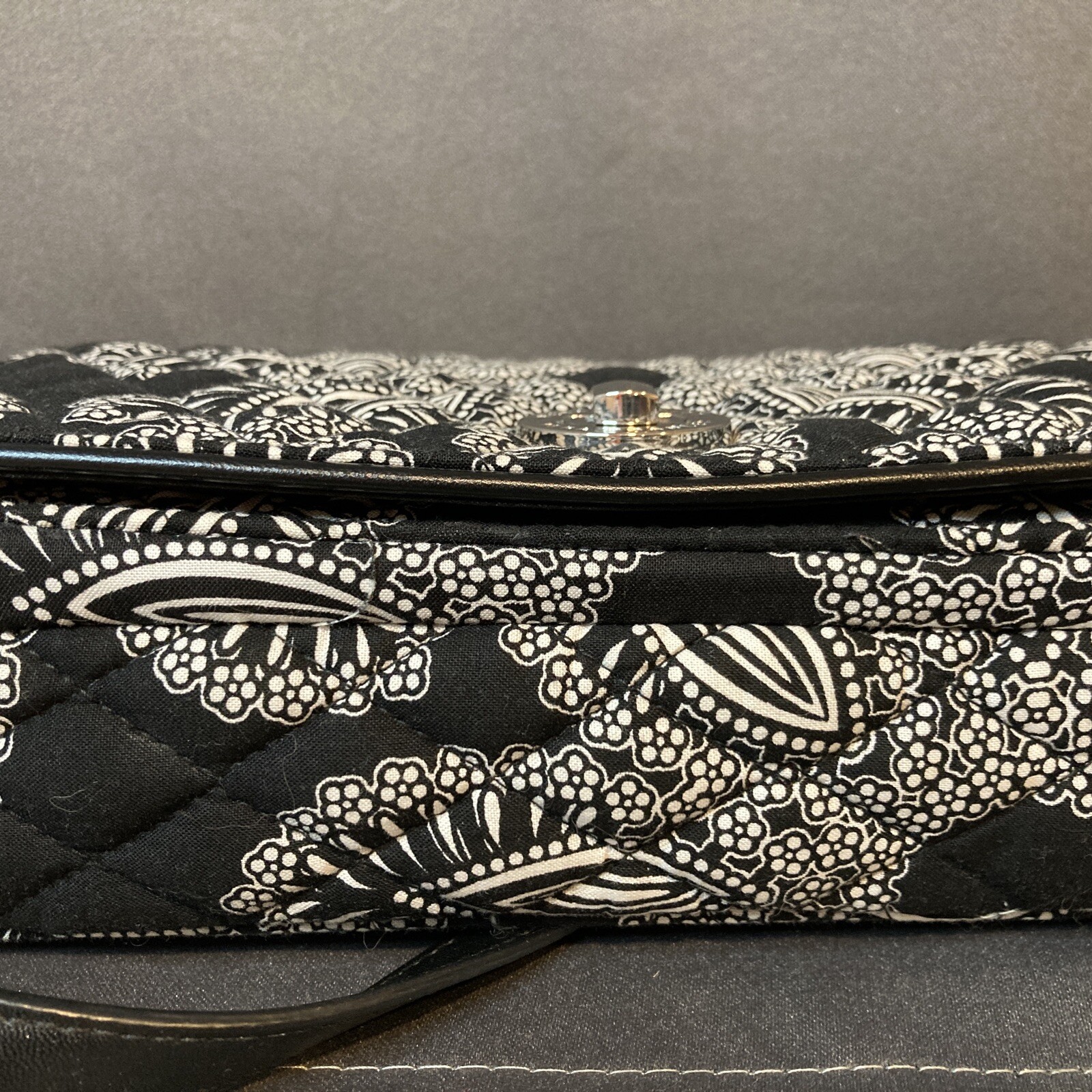 VERA BRADLEY  Turnlock Crossbody Bag Purse Blanco Bouquet Adjustable Strap EUC