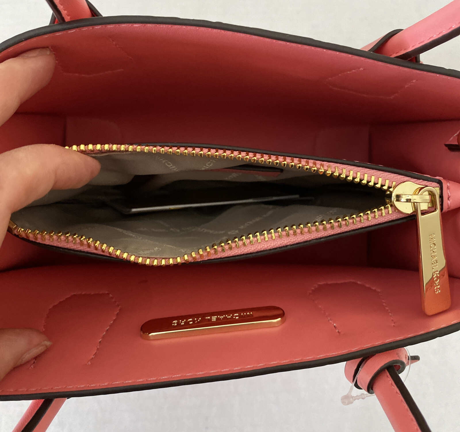 New Michael Kors Mercer Medium Messenger Embossed Leather Grapefruit / Dust bag