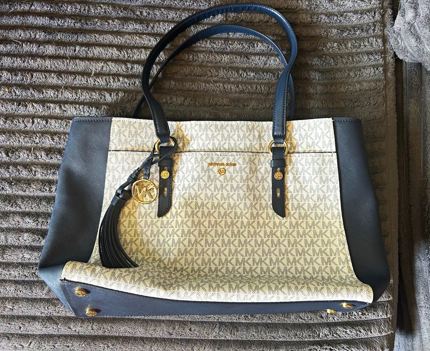 Michael Kors Voyager Large Color-Block Signature Logo Tote Bag. White/Navy