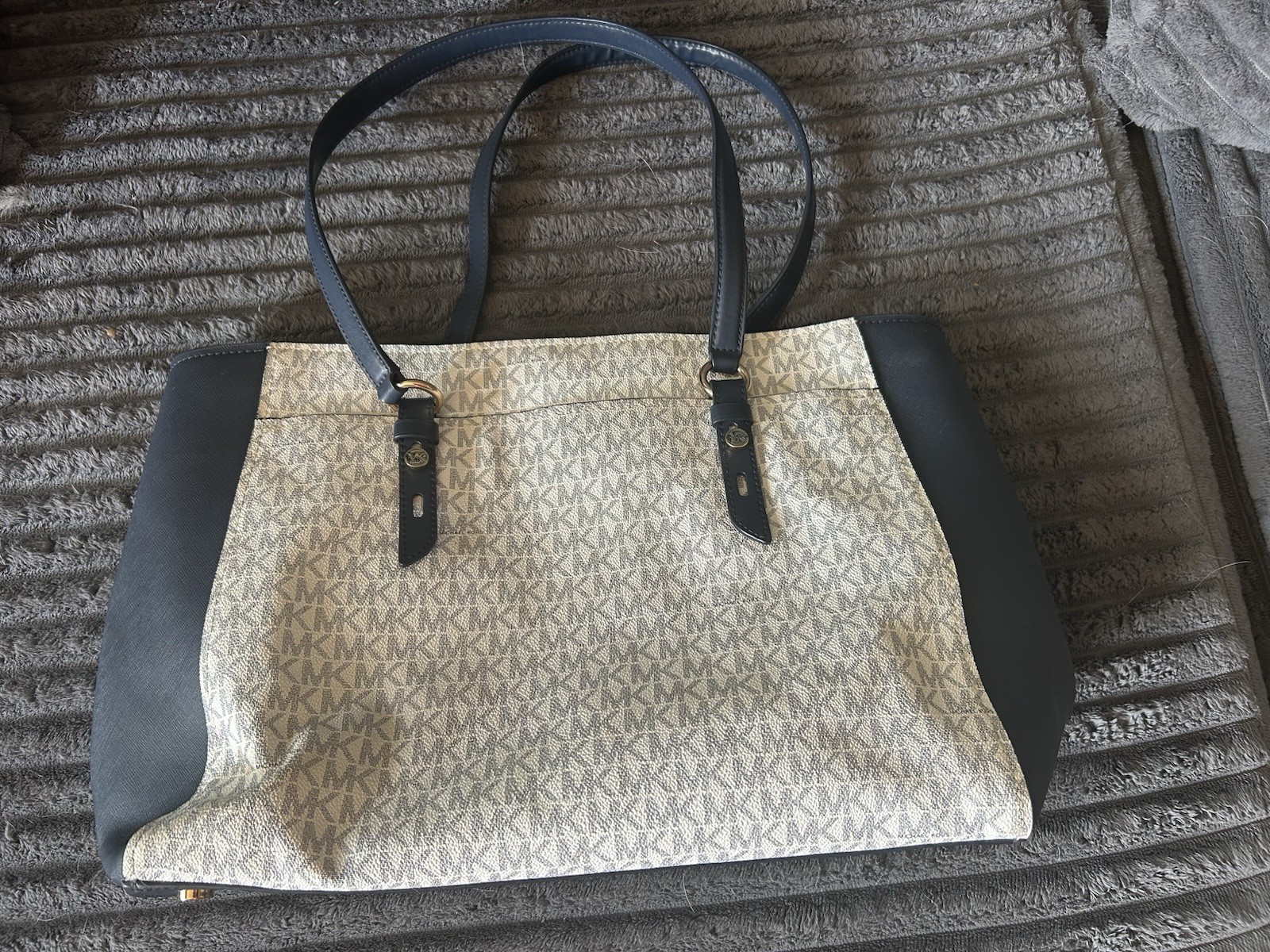 Michael Kors Voyager Large Color-Block Signature Logo Tote Bag. White/Navy