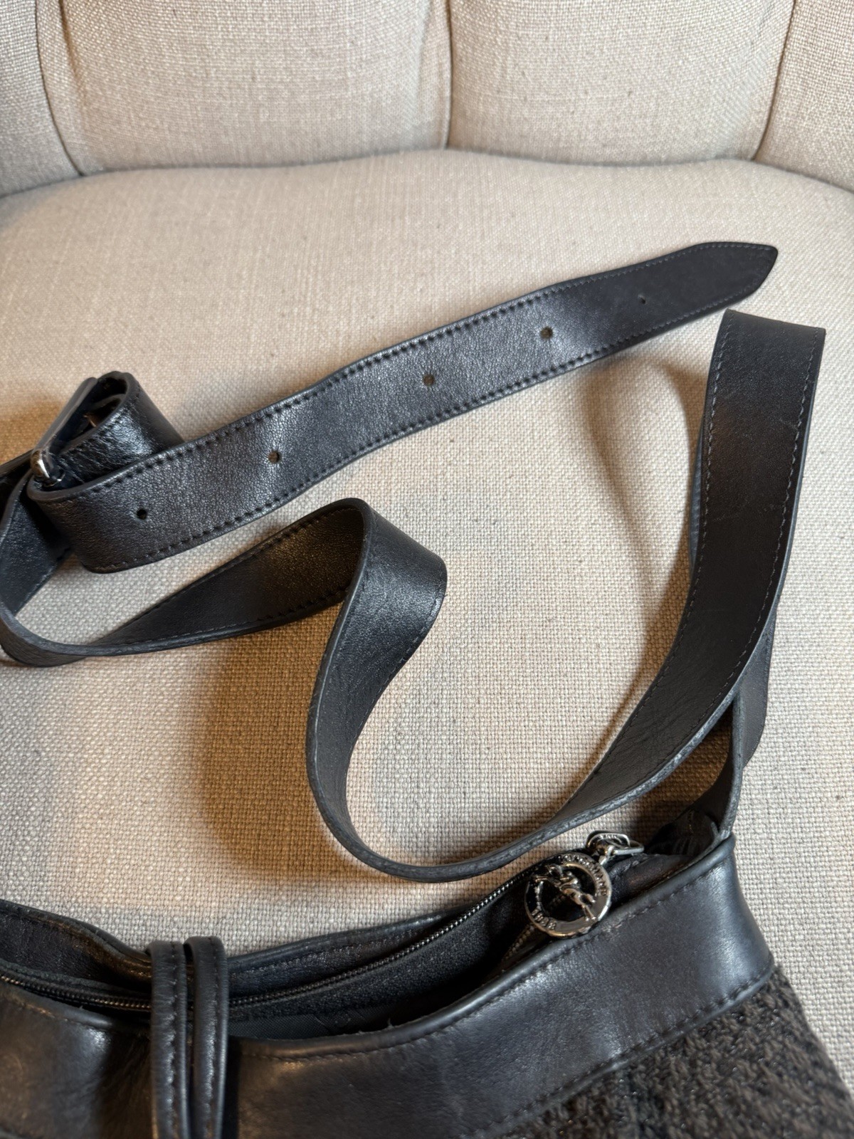 Longchamp Vintage Shoulder Bag (Needs to repair the zip, see photos )
