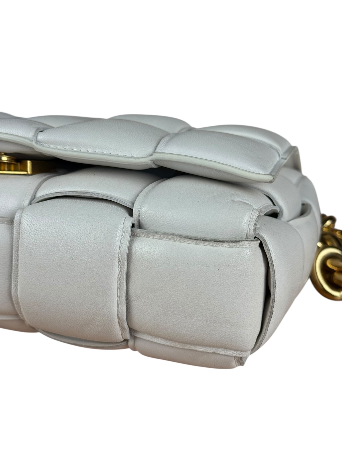 Size OS – Bottega Veneta White Leather Padded Cassette Chain Bag – Pre-Owned