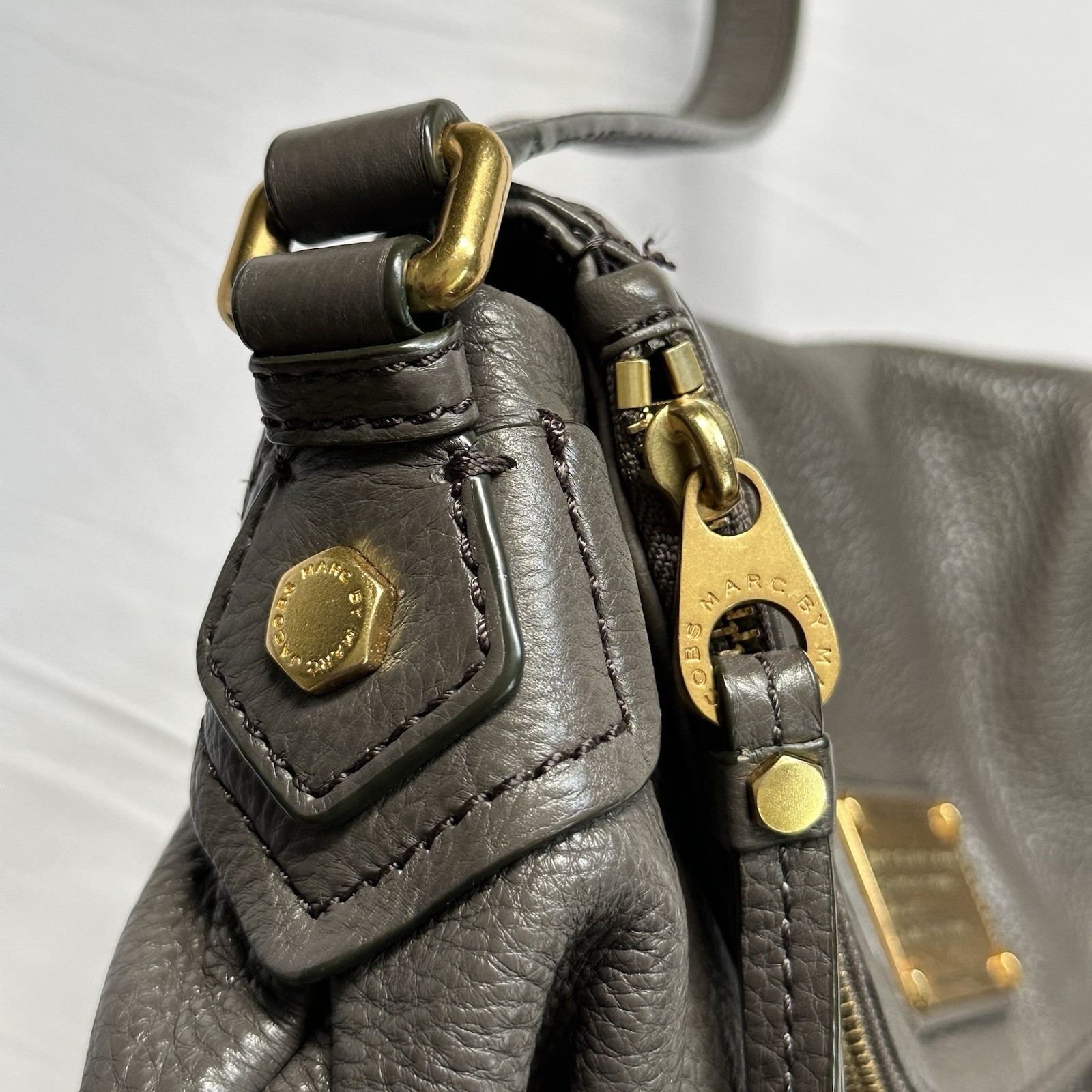 MARC by Marc Jacobs Classic Q Natasha Leather Crossbody Bag Purse Faded Aluminum