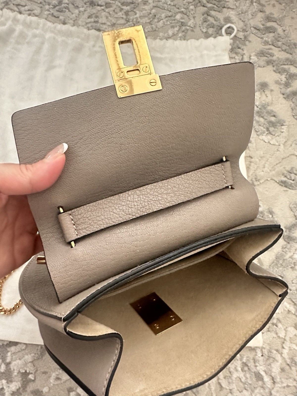 Chloé Gray Pebbled Shoulder Bag Gold Chain Strap Turn Lock Logo Designer