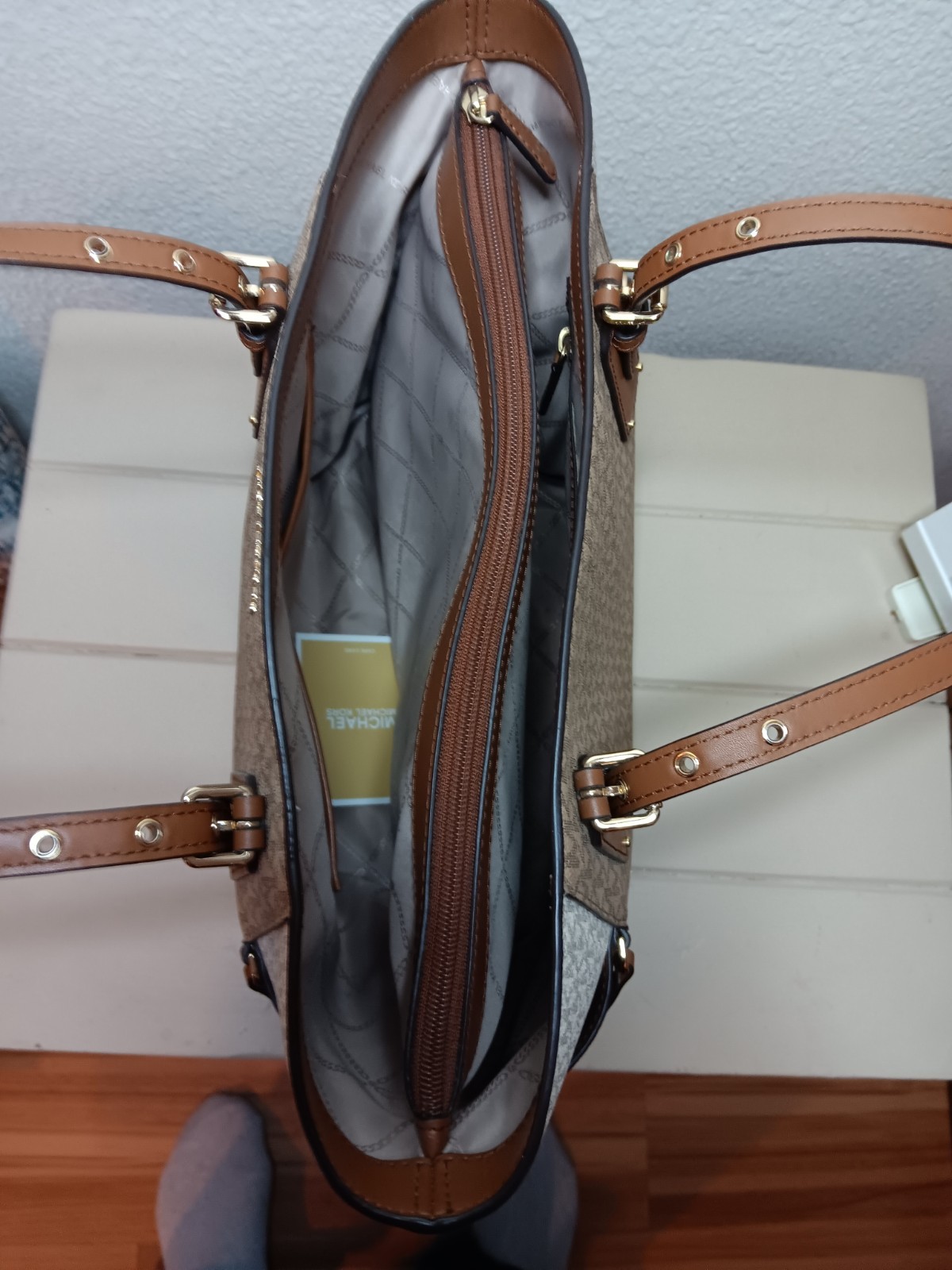 MICHAEL KORS VOYAGER LARGE TOTE SHOULDER BAG CAMEL BROWN WHITE MK LOGO NO TAGS