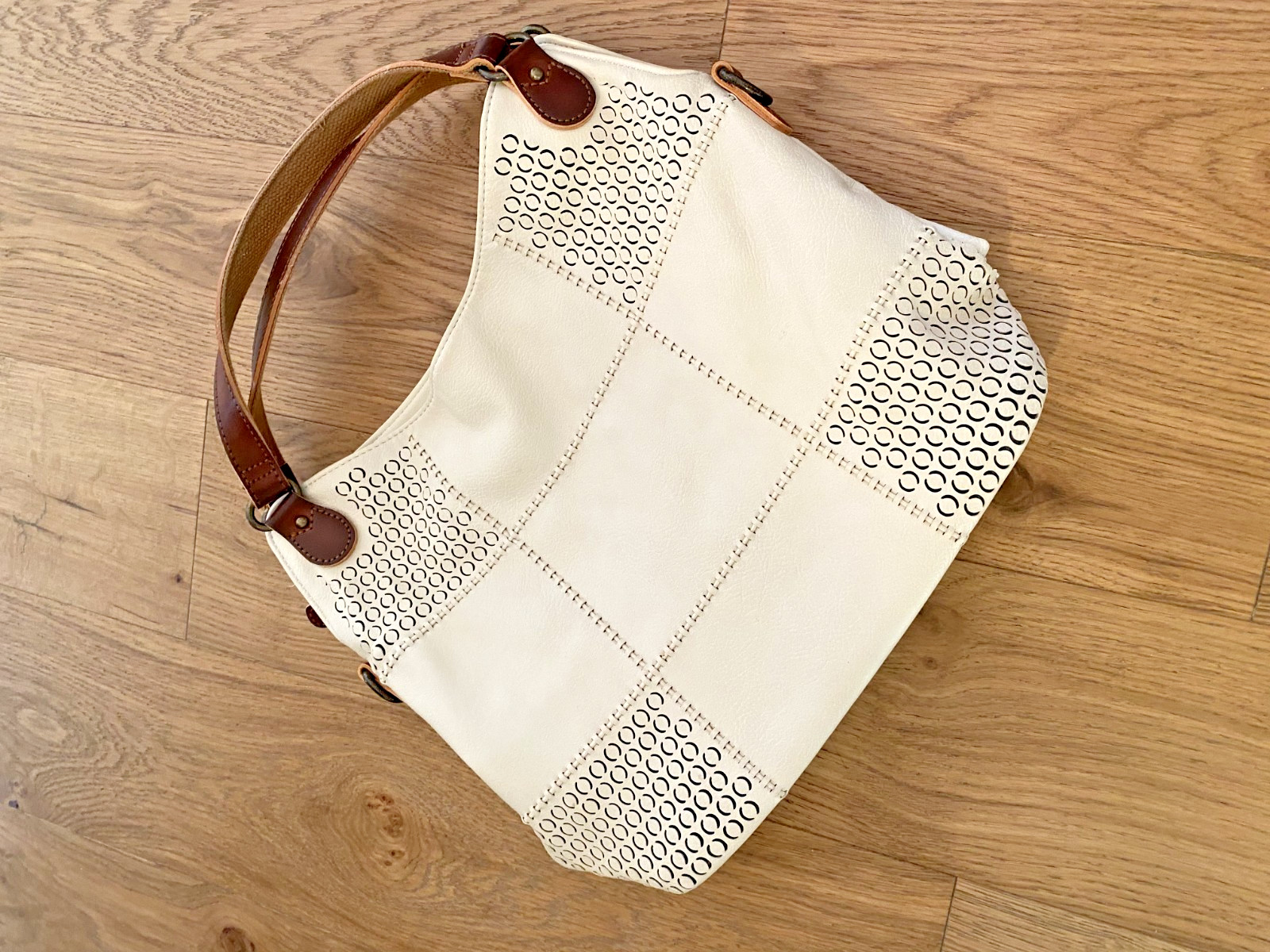 Clarks Cream Leather Shoulder Bag Cutout Detail Brown Strap 11×10