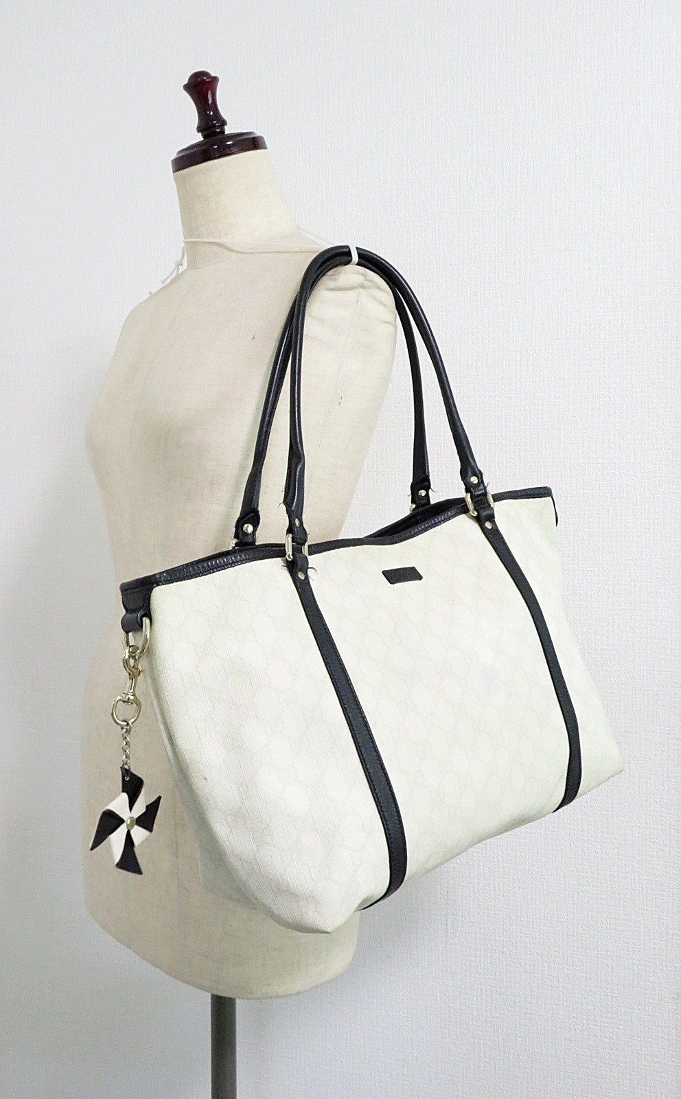Auth GUCCI White GG PVC Supreme Canvas and Black Leather Tote Bag Purse #62544