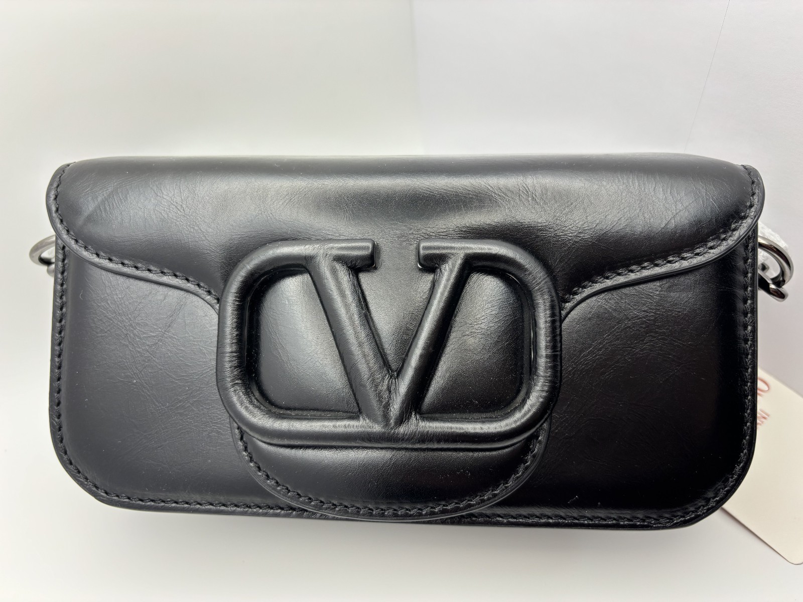 NWT Valentino Garavani Small Locò VLogo Calfskin Leather Shoulder Bag Black