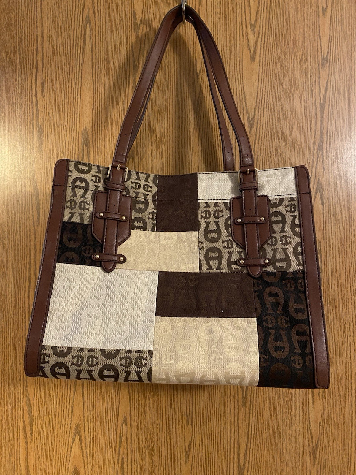 The label says Aigner Tote Bag With Key Ring Gift Set