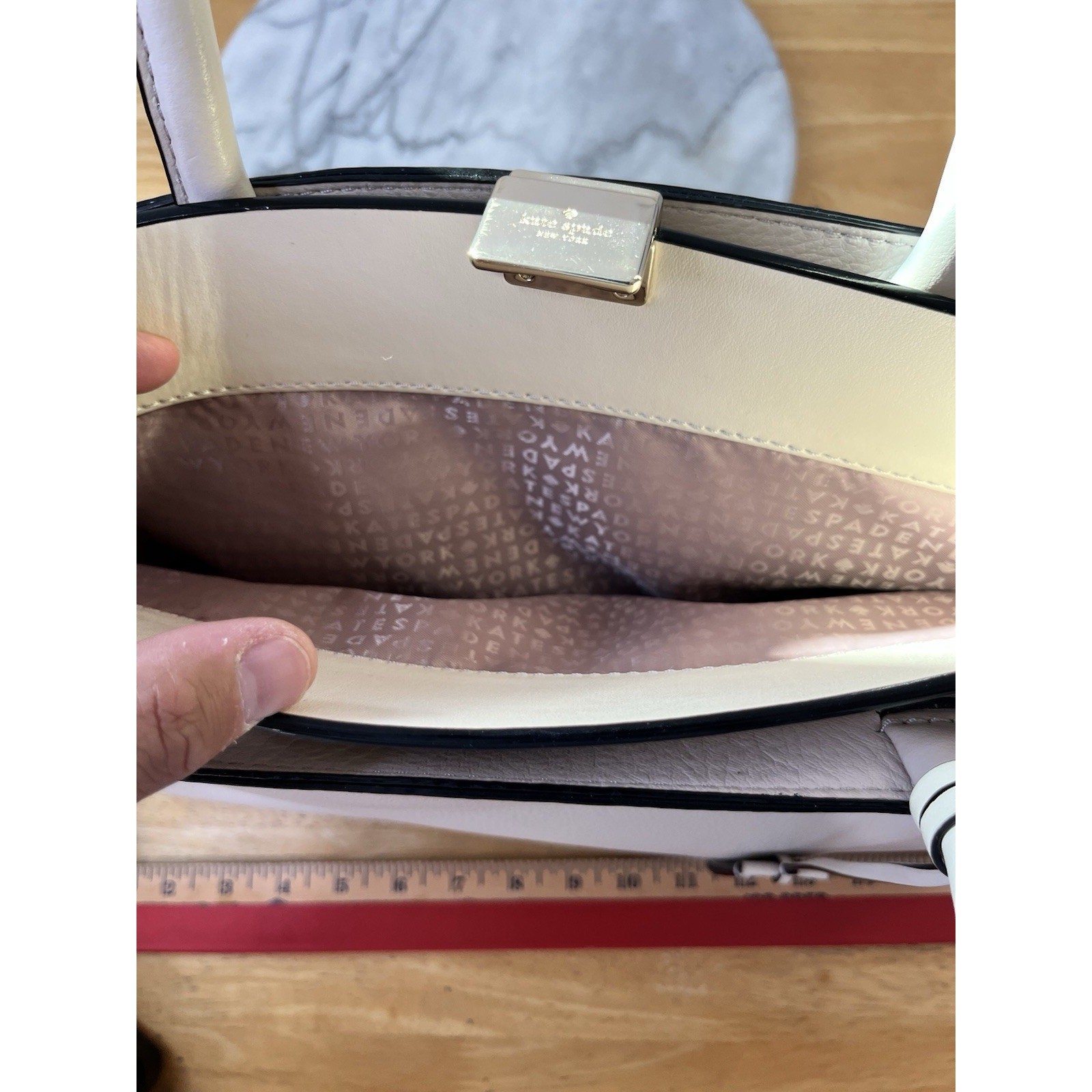 Kate Spade Medium Cream Handbag – Elegant Sophisticated Style, Classic Tote Purs