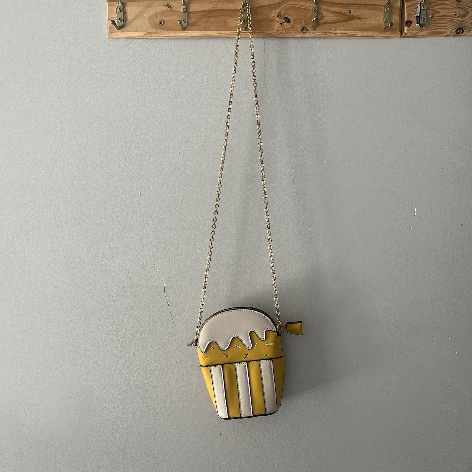 Ice Cream Novelty Mini Crossbody Bag Yellow/White Zip Chain Strap Gold