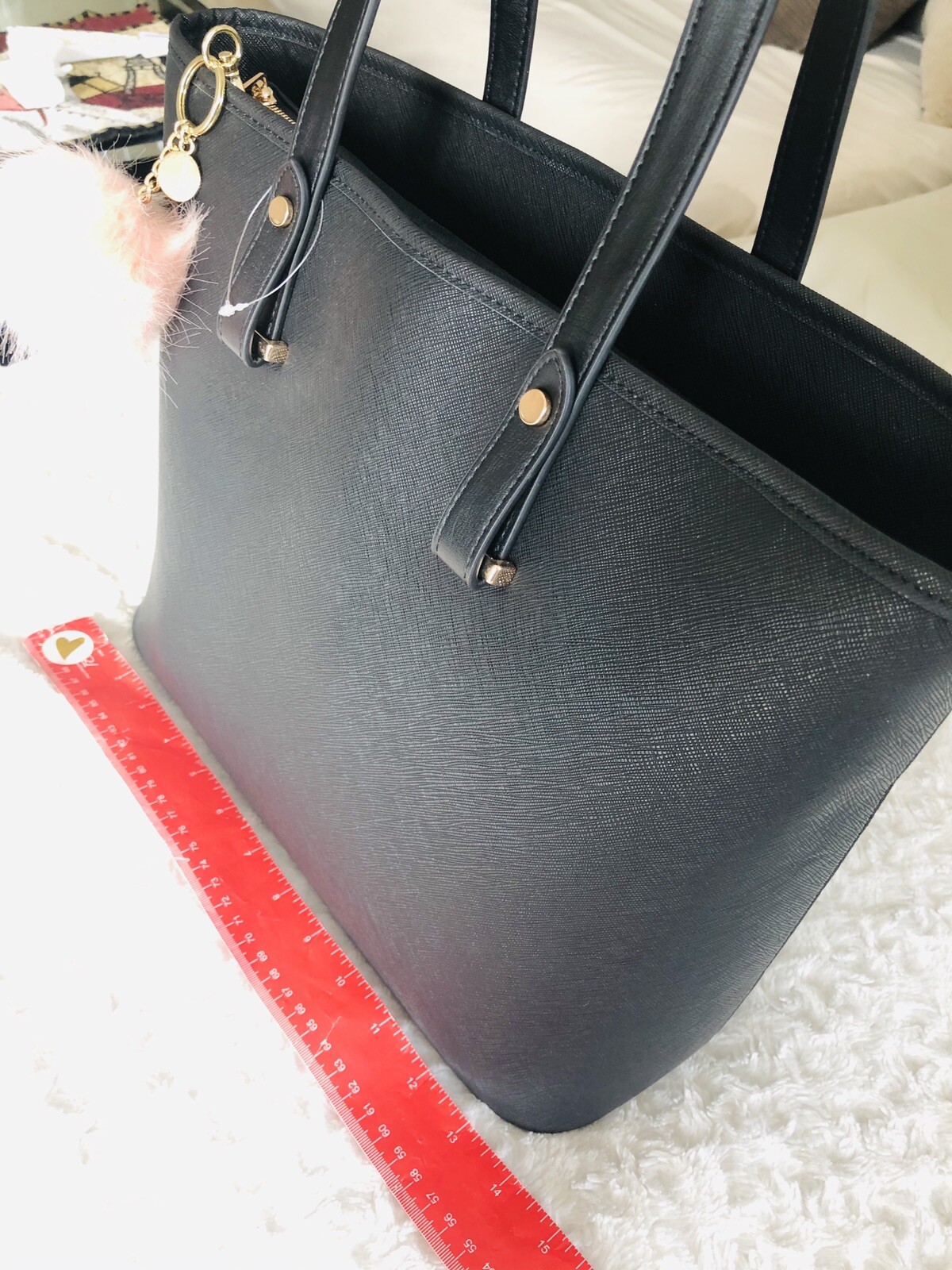 Brand New Tote Bag with rose keychain Cartera negra compacta NUEVA con pompon