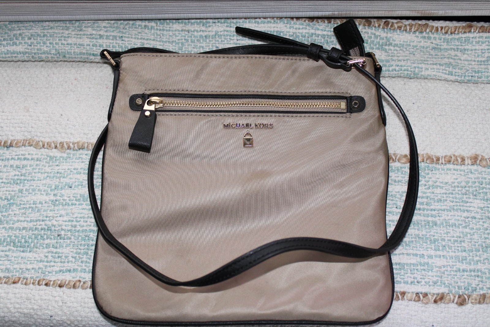 Michael Kors Kelsey Large Crossbody Purse Tan Truffle Nylon Gold Zip