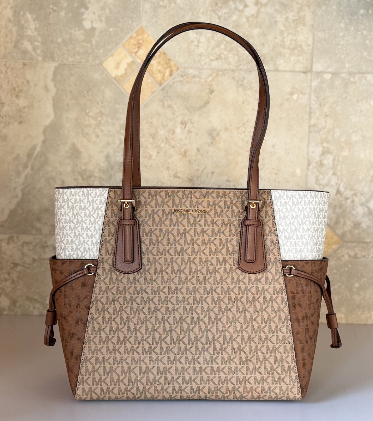 MICHAEL KORS VOYAGER LG EAST WEST DRAWSTRING TOTE SHOULDER BAG CAMEL MULTI