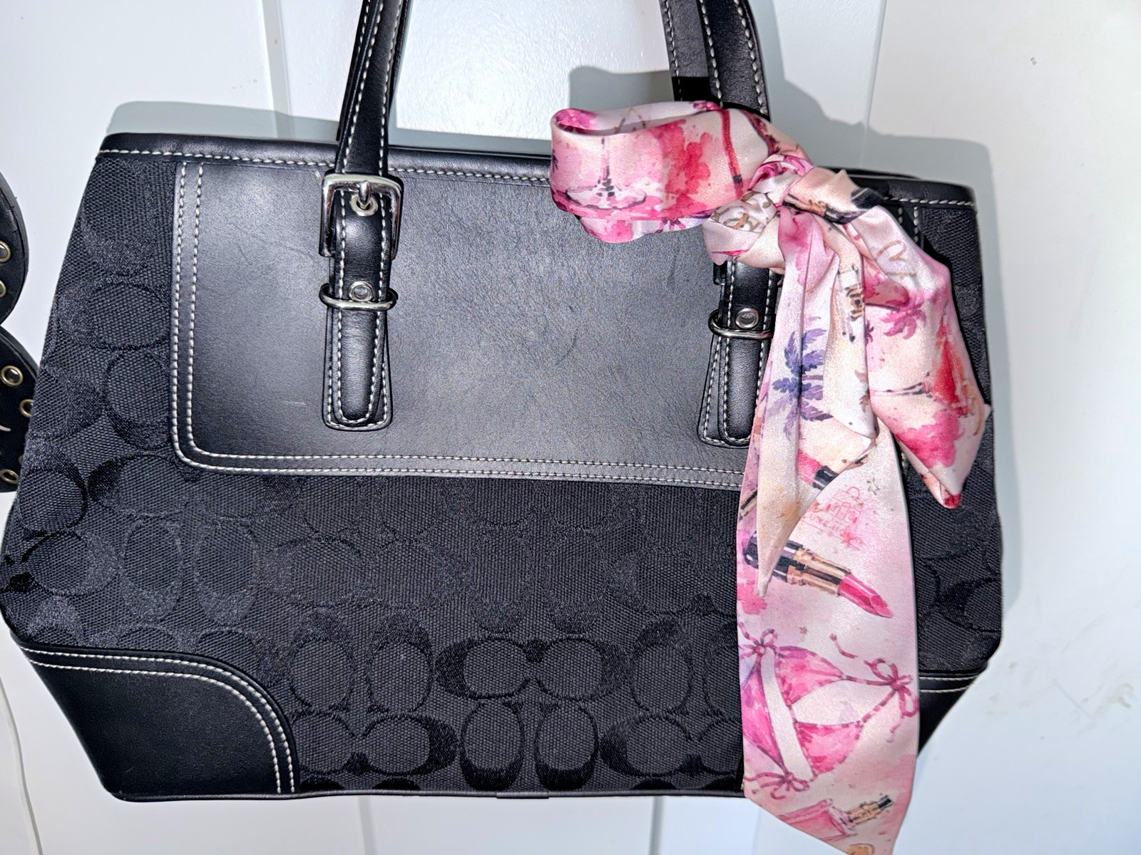 Coach Signature Logo Bag Black w Zip Closure, Lined w/ Inner Pockets