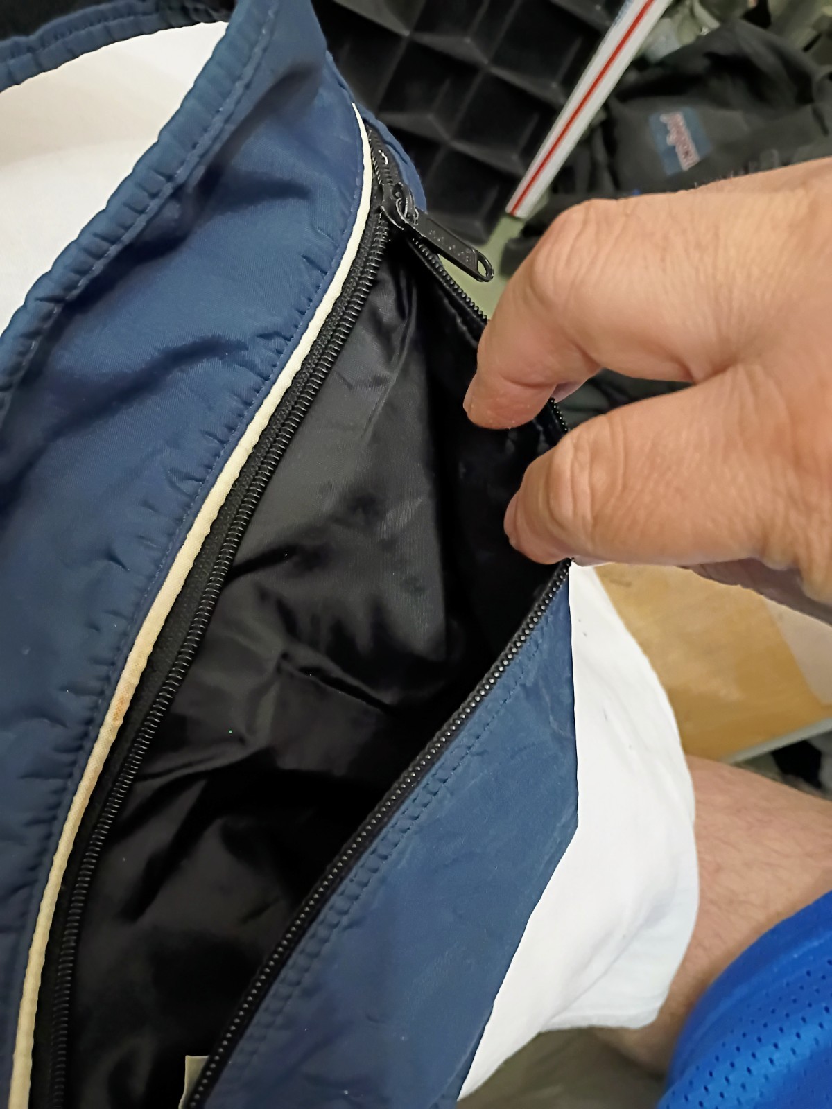ADIDAS Wait Pouch Zipper Body And Lining 100% Nylon Back 100% Polyester Blue…