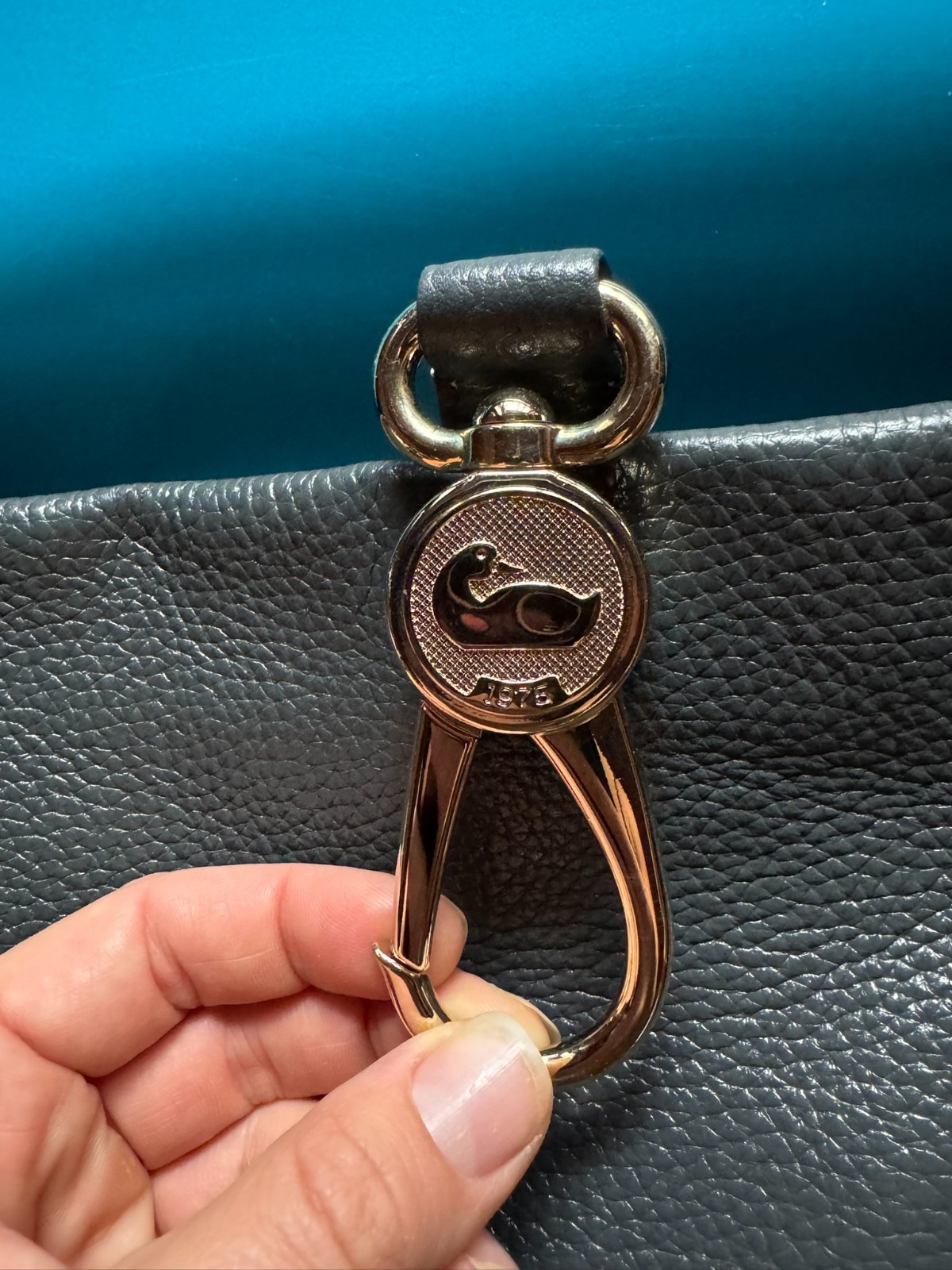 VINTAGE DOONEY & BOURKE LOGO LOCK SHOULDER 2L740 BLACK PEBBLE LEATHER EUC