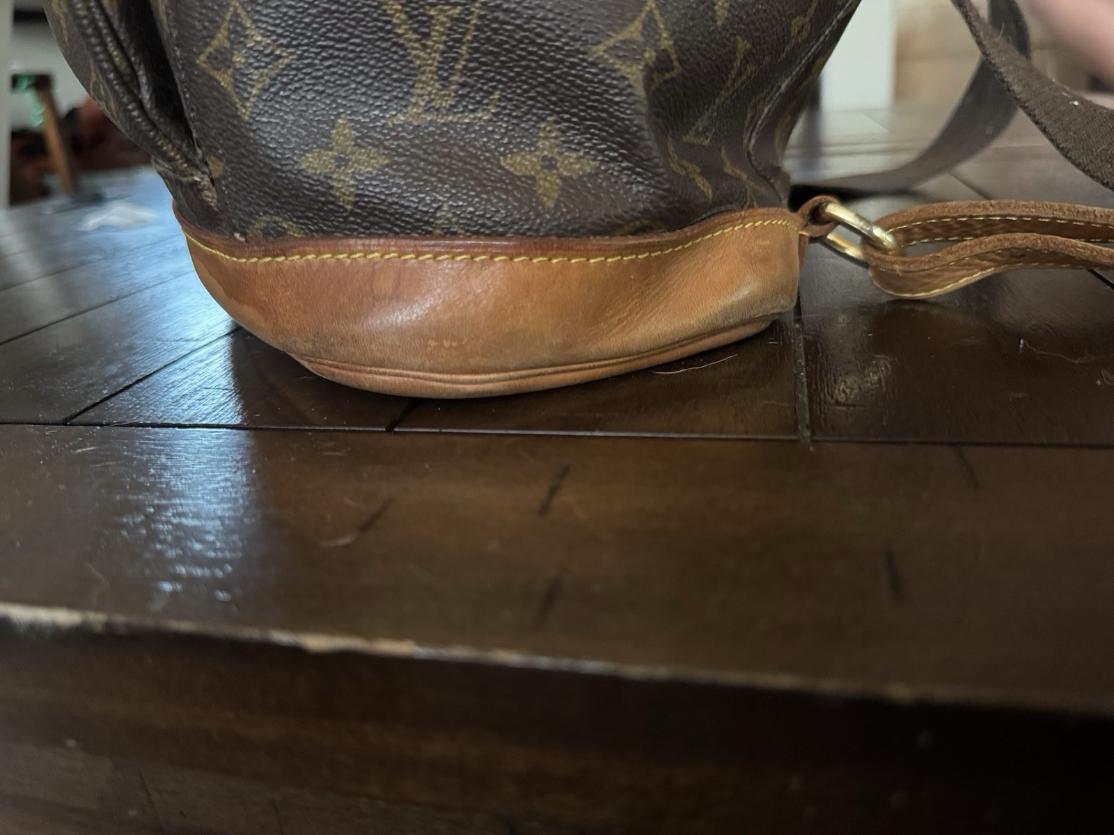 Moderate scuffs at corner base and at closure,minor discoloration throughout,