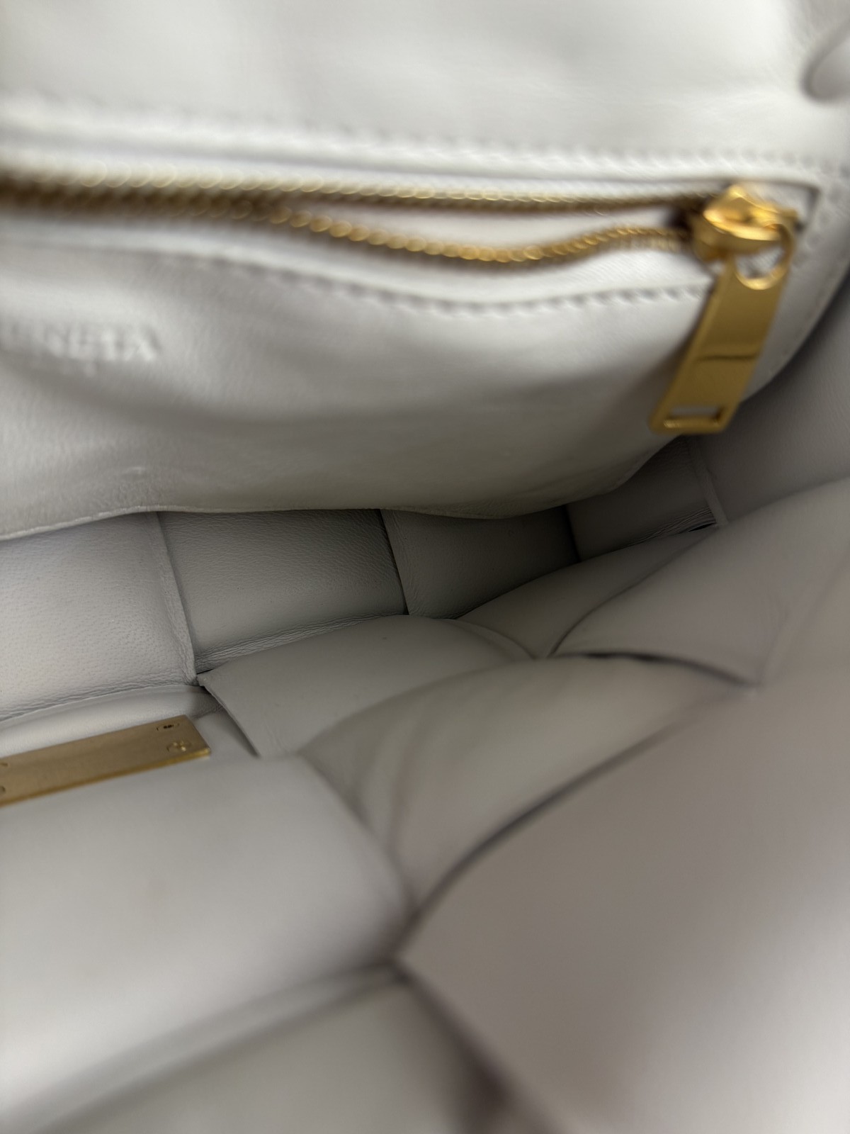 Size OS – Bottega Veneta White Leather Padded Cassette Chain Bag – Pre-Owned