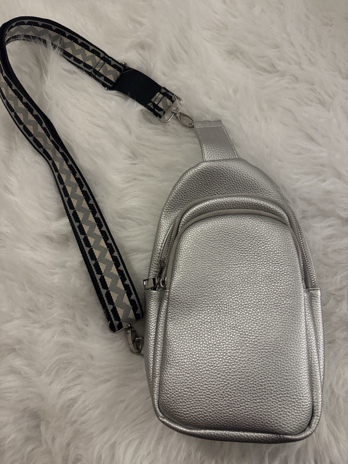 Tah Domeo Silver Metallic Crossbody Sling Bag Chevron Lining Zip Small