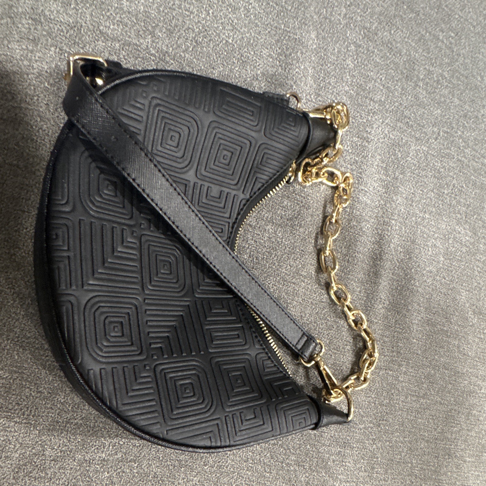 ALDO Black Geometric Embossed Crescent Shoulder Bag Gold Chain Zip excellent con