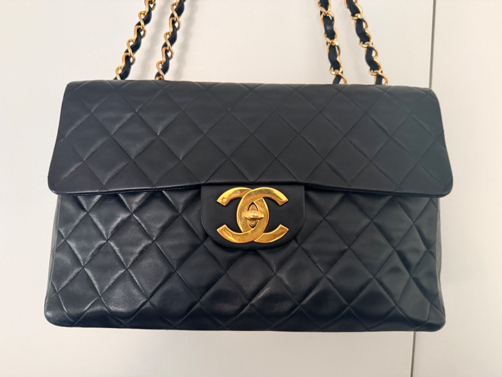 CHANEL Single Flap Maxi Black Lambskin Vintage 24kShoulder Bag