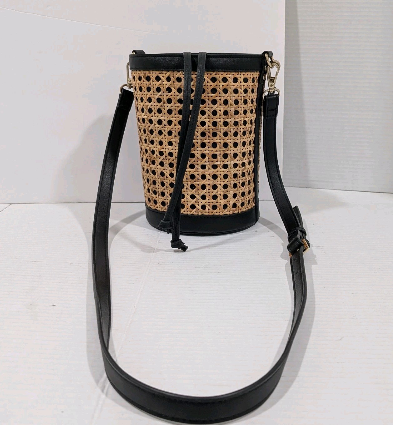 Tommy Bahama Rattan Woven Handbag Bucket Bag Detachable Crossbody Black