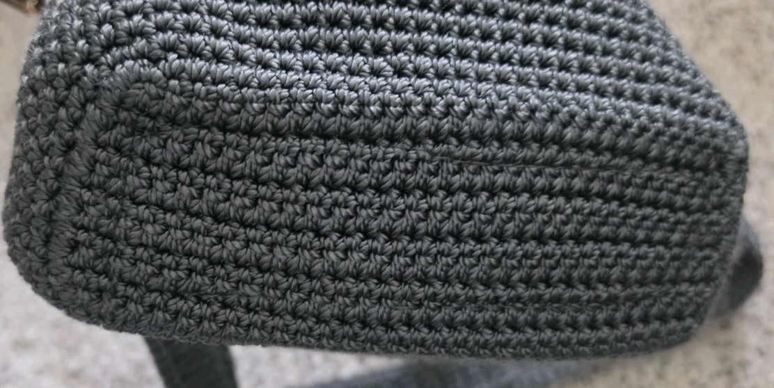 THE SAK CROSSBODY PURSE SMALL GREENISH GRAY WOVEN CROCHET 7 1/2″x6 1/4″x2 1/4″