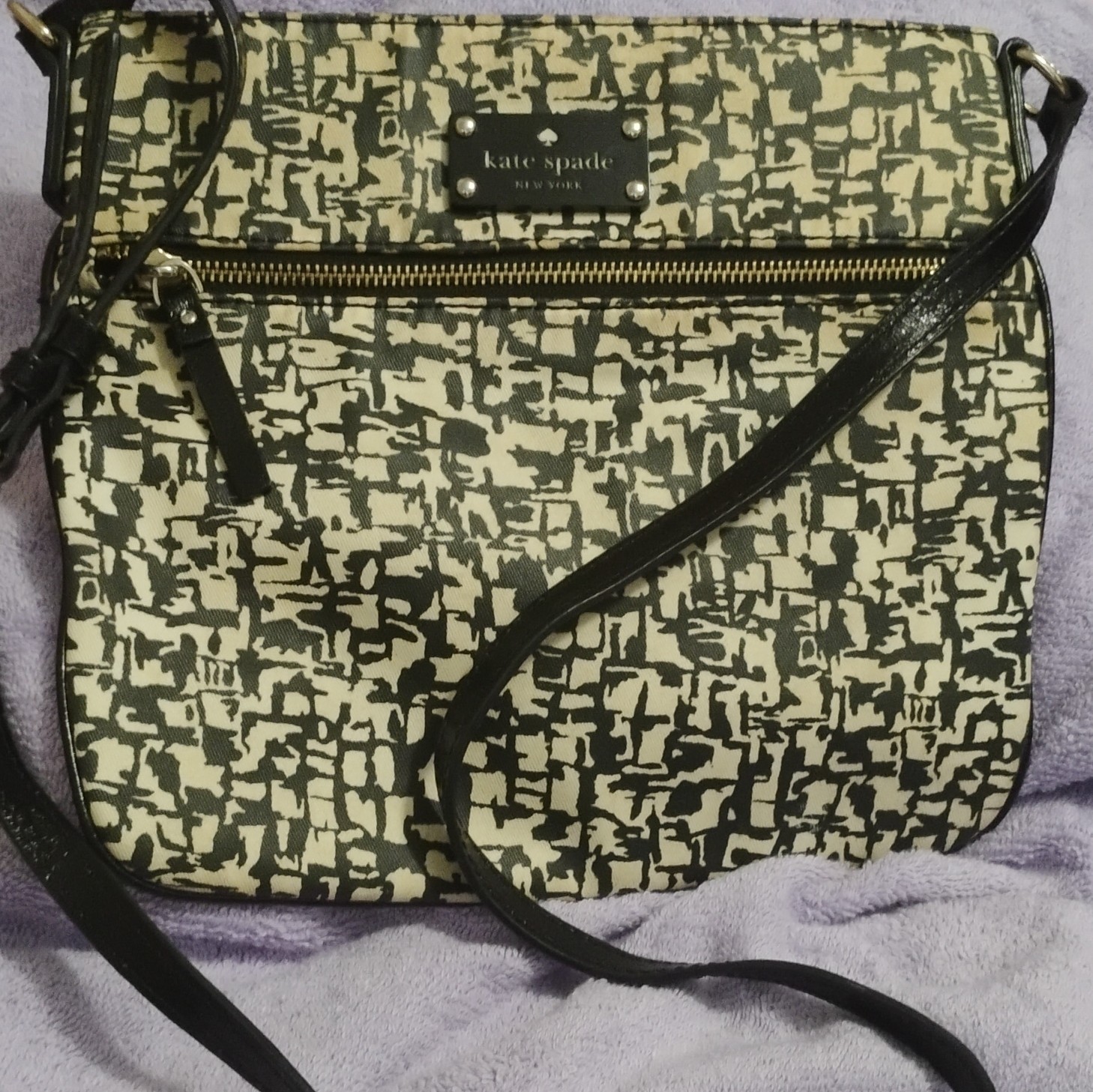 kate spade new york Black White Abstract Crossbody Bag Zip Closure Gold Hardware