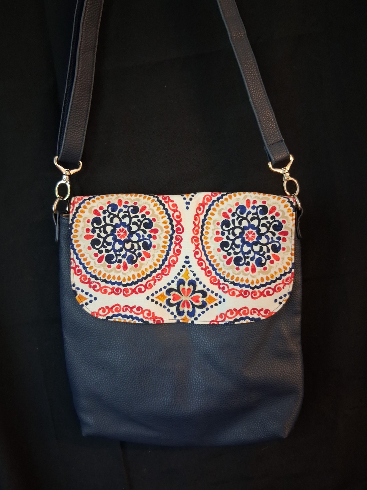Thirty-One Studio 31 Modern Shoulder Bag Midnight Navy Sunset Medallion Flap