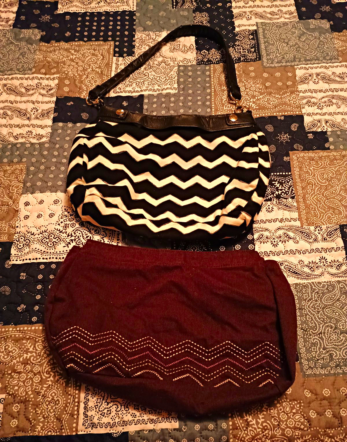 Thirty-One Black White Chevron Shoulder Bag Detachable Strap Zip Gold Hardware